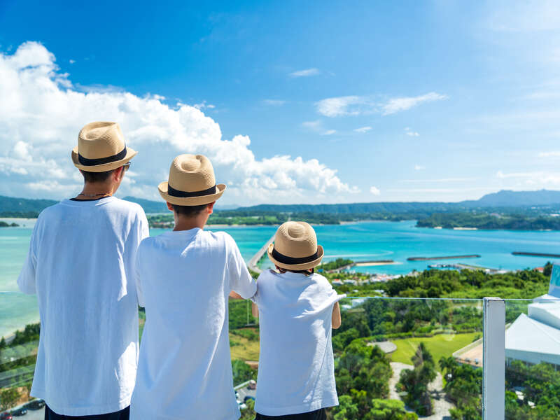 沖縄のビーチで家族団らんを楽しむ様子