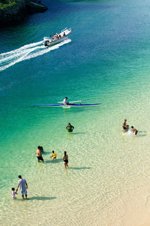 沖縄のビーチで遊ぶ家族