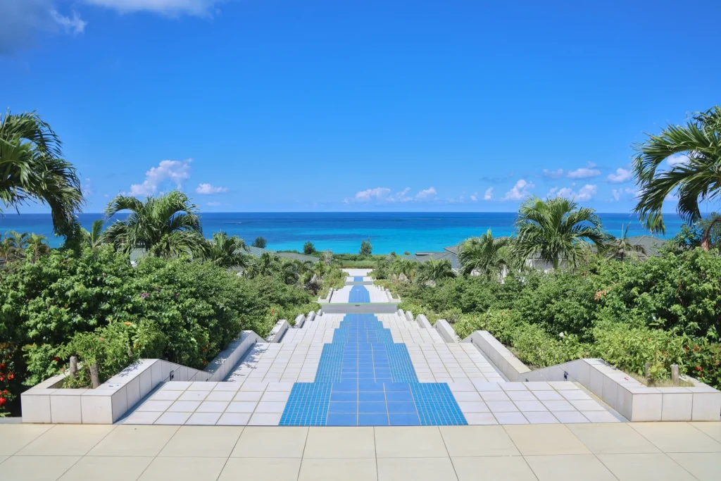 沖縄の海に続く階段