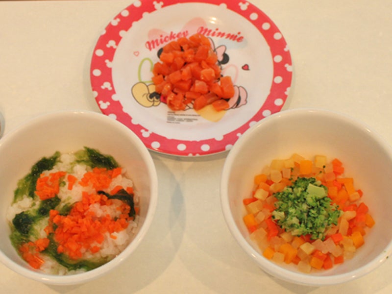 沖縄のホテルで離乳食を楽しむ赤ちゃんと家族のイメージ