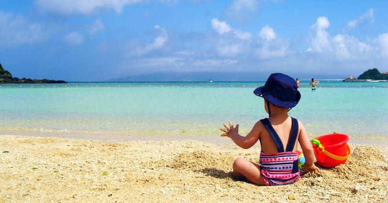 沖縄の美しい海と家族旅行のイメージ