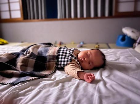 赤ちゃん連れ旅行でホテルを楽しむ家族