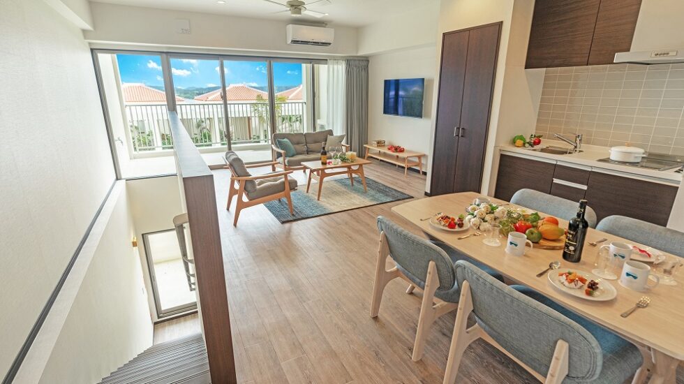 沖縄コンドミニアムのキッチン付き広々リビング｜子連れ長期滞在に最適