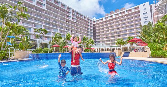 沖縄リゾートホテルのプールで楽しむ子連れファミリー