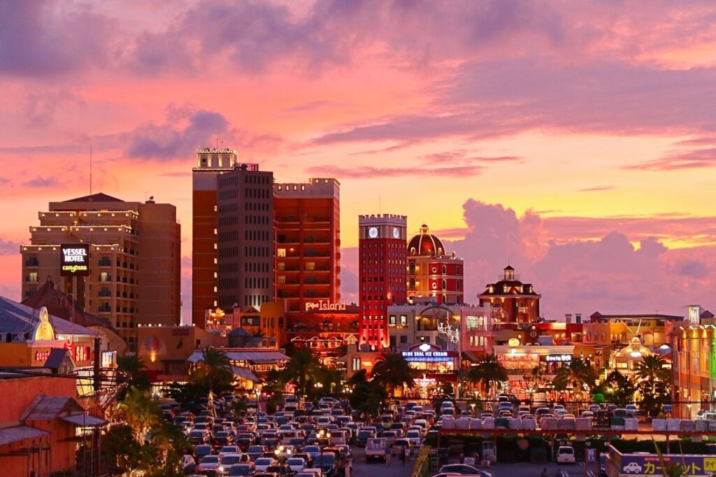 アメリカンビレッジの夕日と街並み