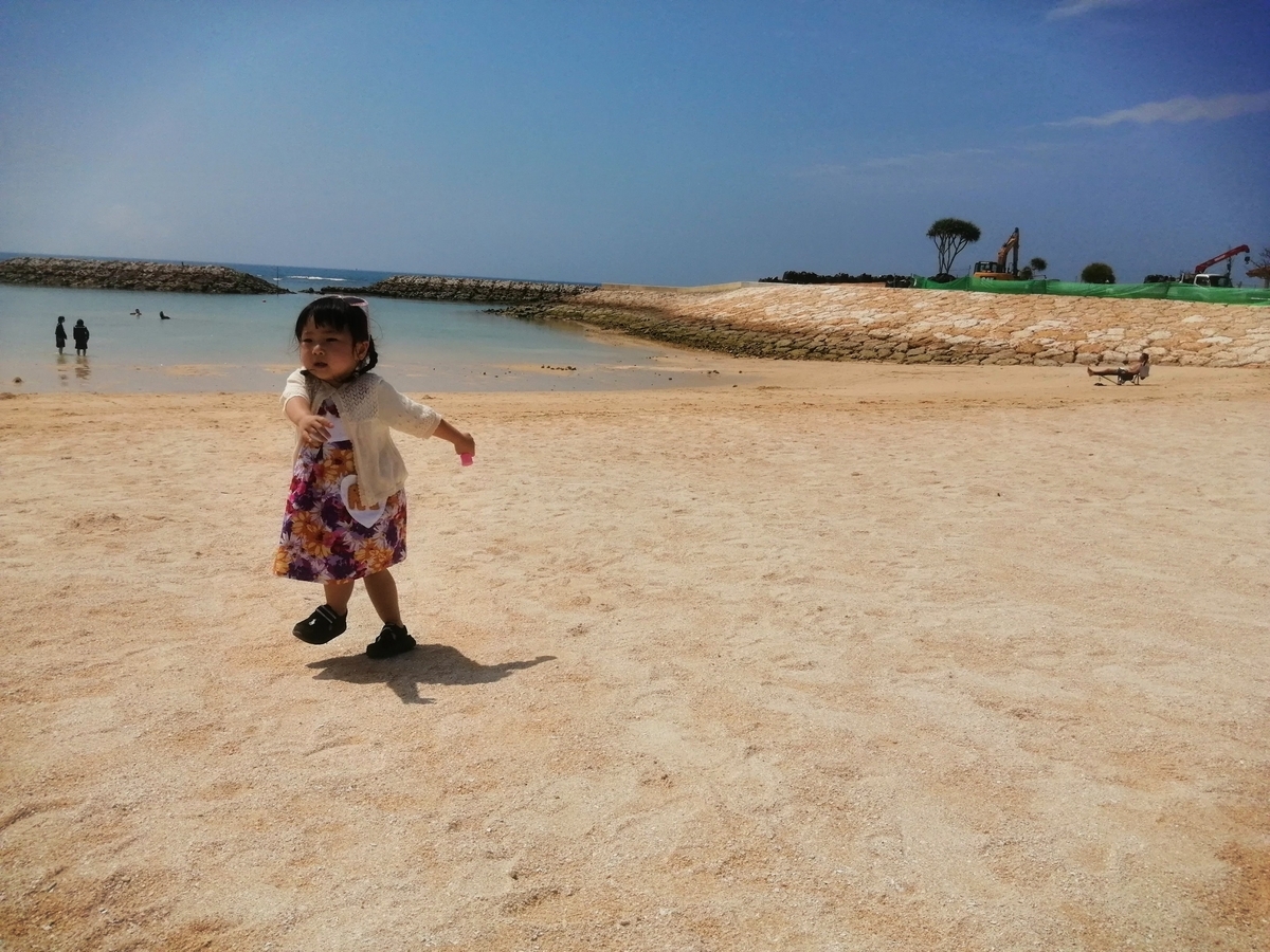 サンセットビーチで遊ぶ親子