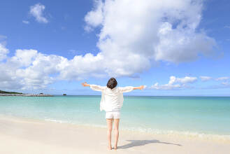 沖縄の青い海とビーチで遊ぶ子ども