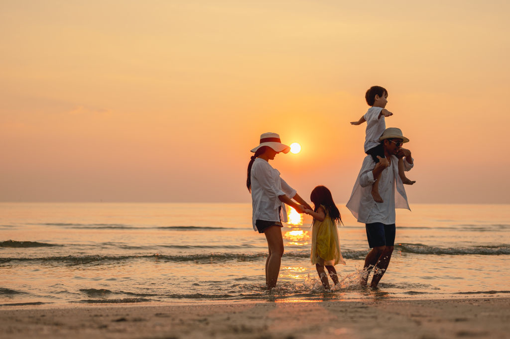 沖縄の夕暮れのビーチで楽しむ家族のイメージ