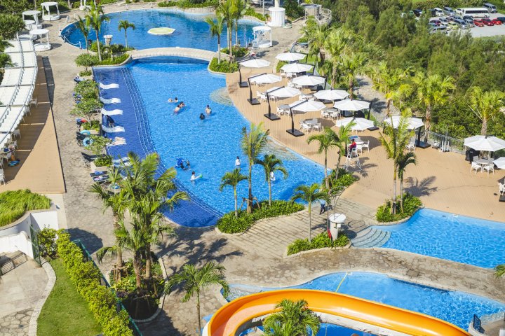 沖縄リゾートホテルのキッズプールで遊ぶ子どもたち