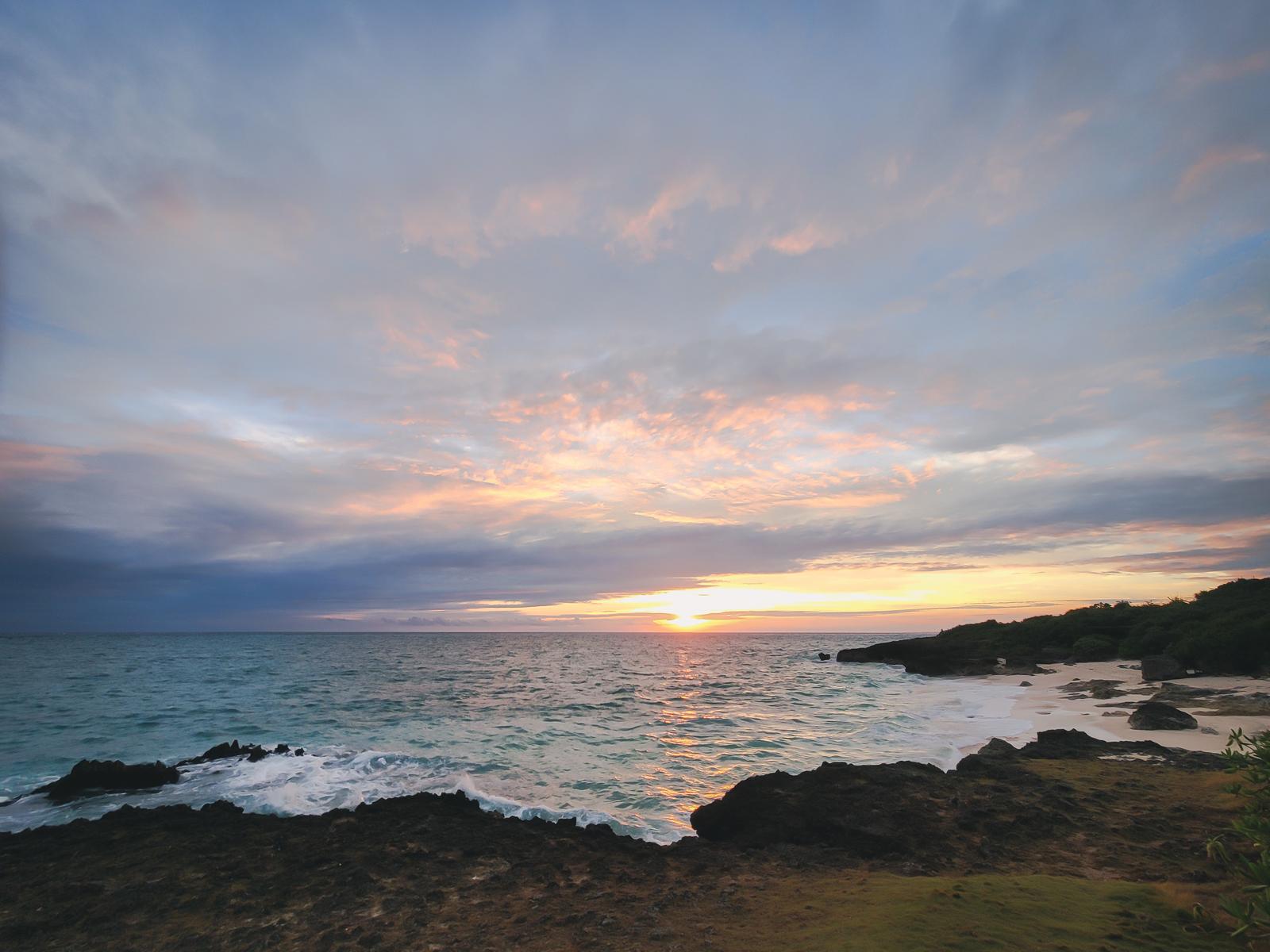 沖縄の美しい夕焼けと海岸