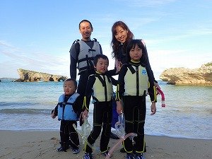 恩納村 シュノーケリング 家族 ウェットスーツ ビーチ