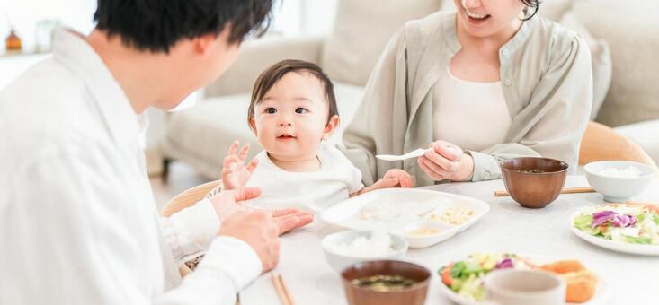 赤ちゃんと家族がレストランで食事をしている様子
