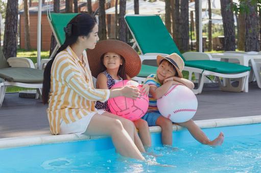 沖縄リゾートホテル プールサイドでくつろぐ親子 子連れオールインクルーシブ