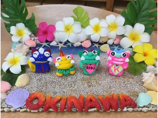 沖縄でシーサーの絵付け体験をする子供たち