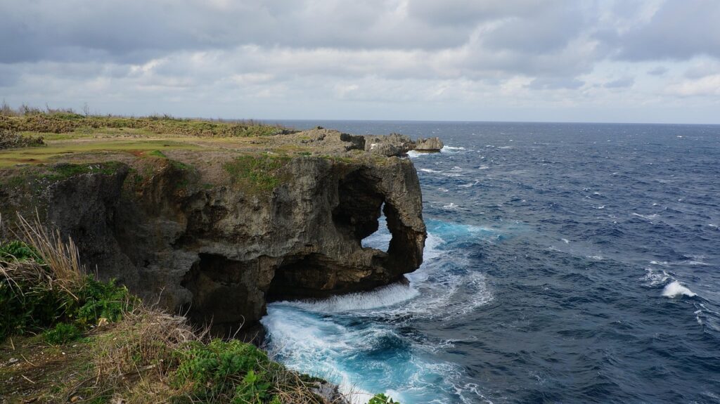 沖縄の青い海と崖の風景（万座毛）