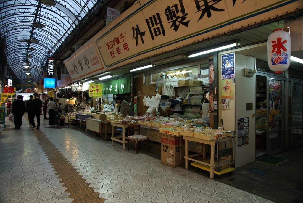名護・本部でベビー用品を調達する記事をイメージする沖縄の市場
