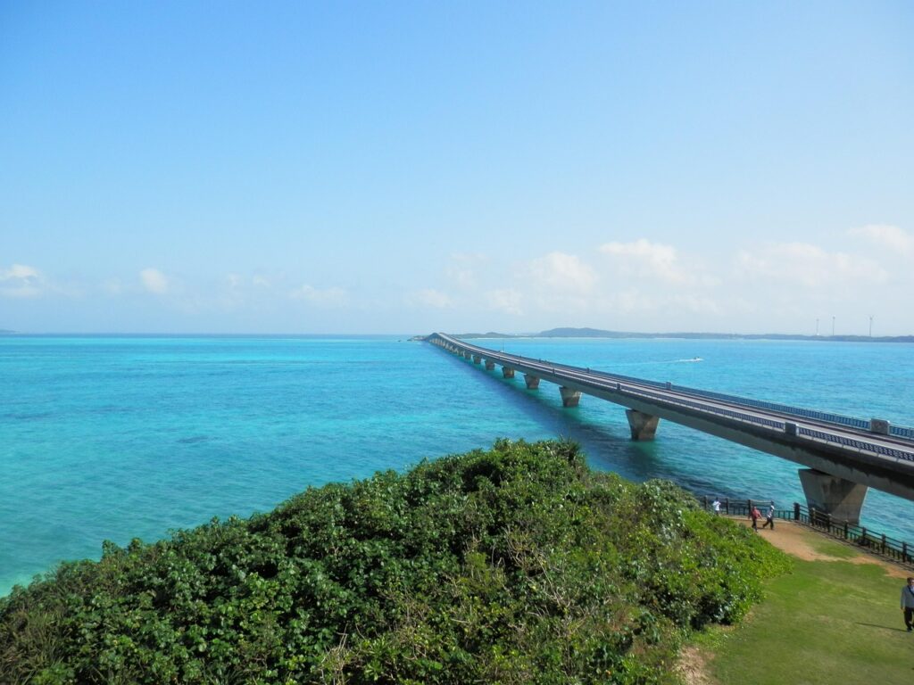 沖縄の海に架かる橋を望む名護・本部の子連れ絶景スポットのイメージ