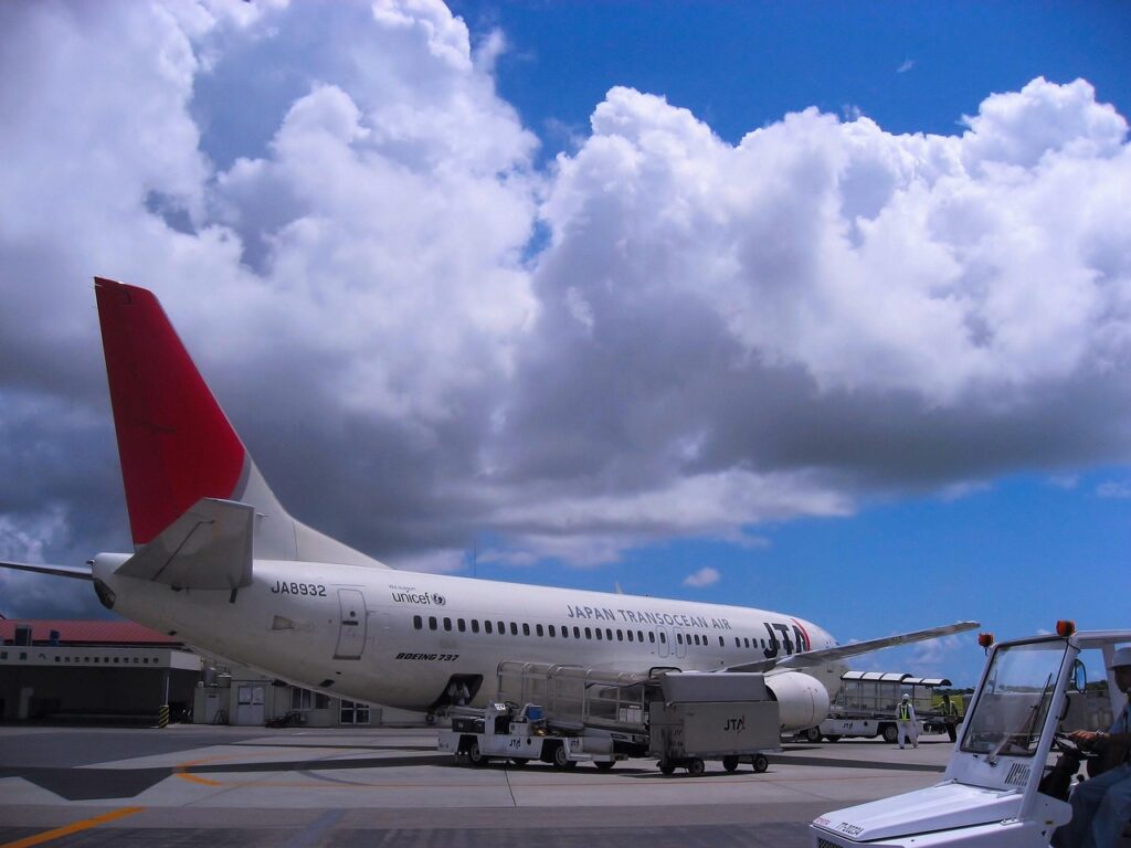 那覇空港に駐機する沖縄の飛行機（JTA）と青空