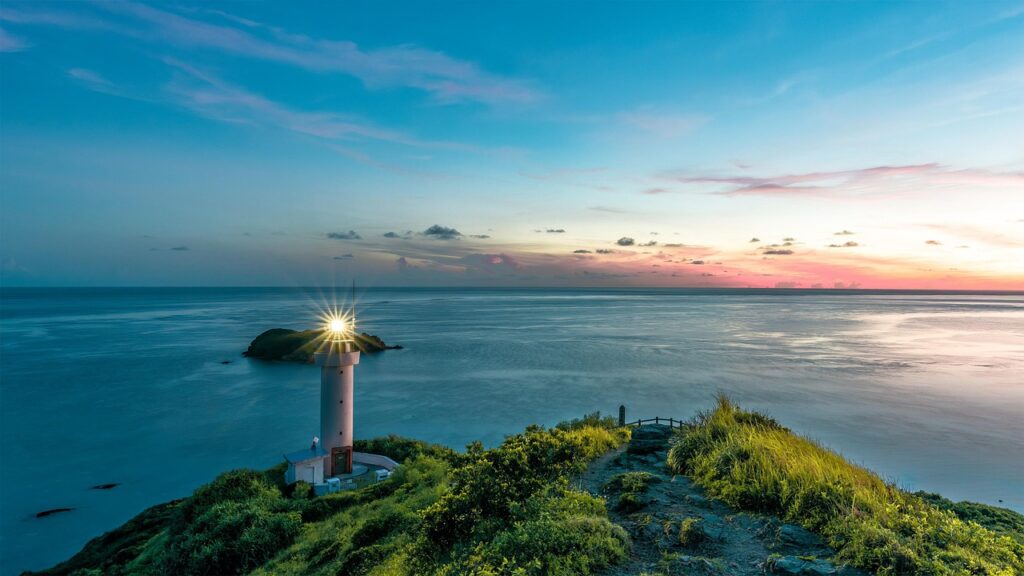恩納村の子連れホテル滞在をイメージする沖縄・石垣島の灯台と海