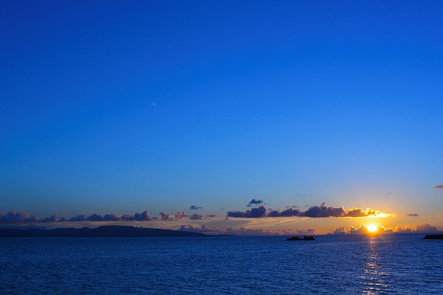 恩納村の絶景スポットをイメージする沖縄の海に沈む夕日